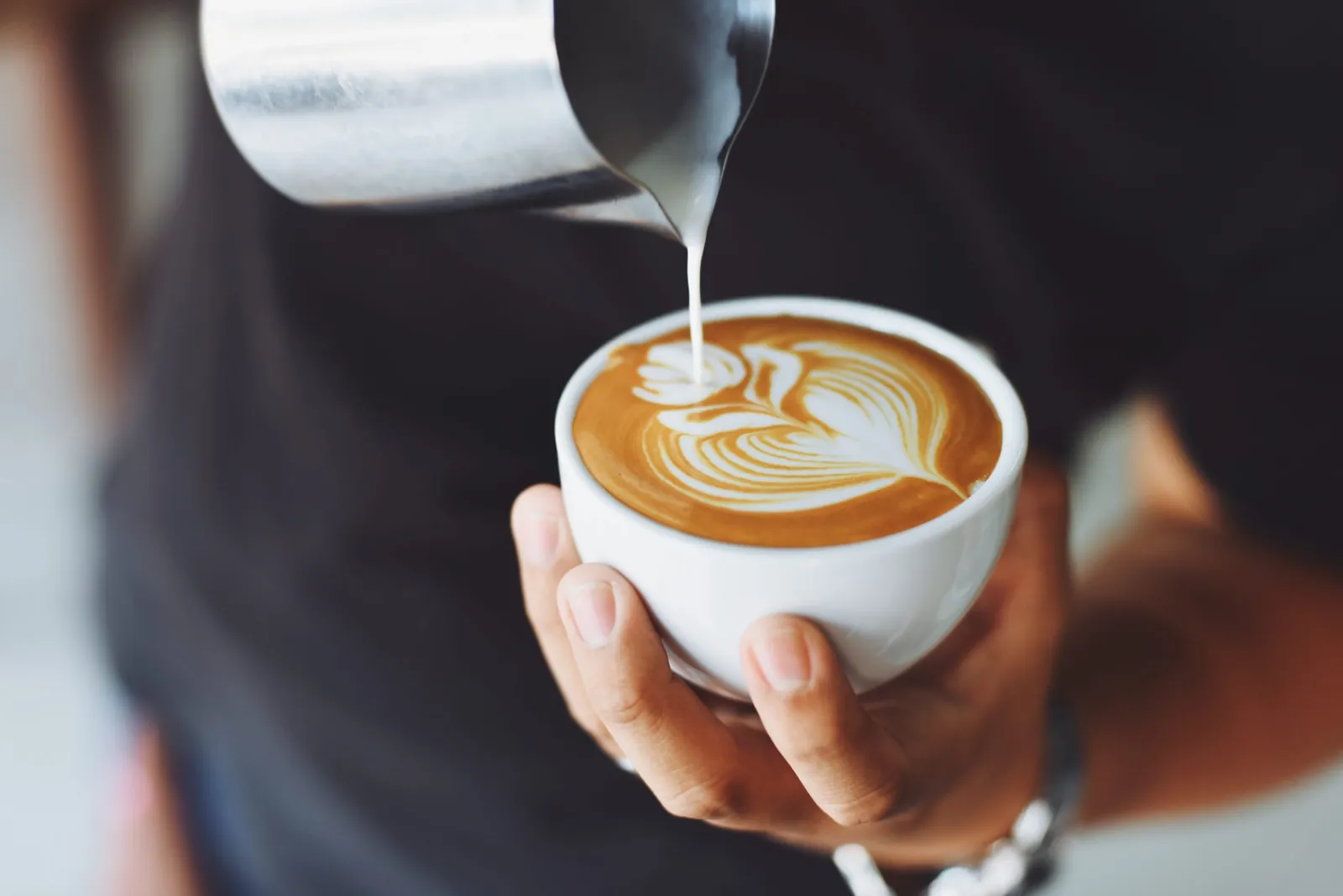 Cappuccino con cuore di schiuma nel piattino